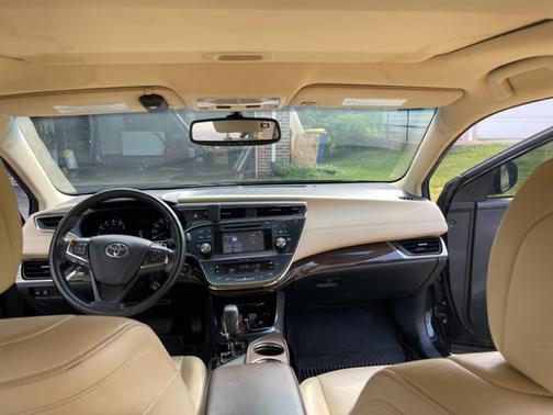 Photo 3 of 10 of 2015 Toyota Avalon XLE
